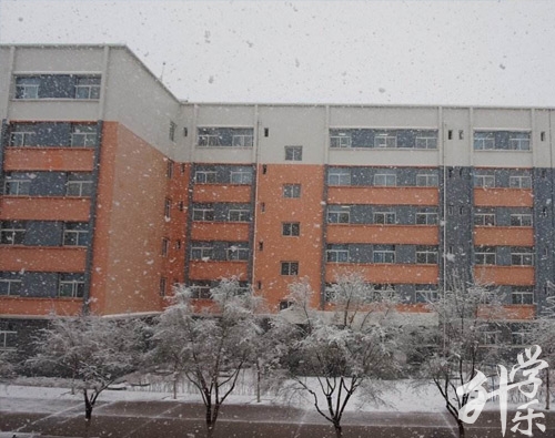 銀燕七彩藝術(shù)學(xué)校平?jīng)龇中?></a>
    <div   id=